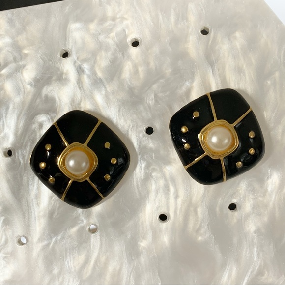 Vintage PCI earrings signed black enamel on gold tone square with faux pearl - Picture 4 of 9